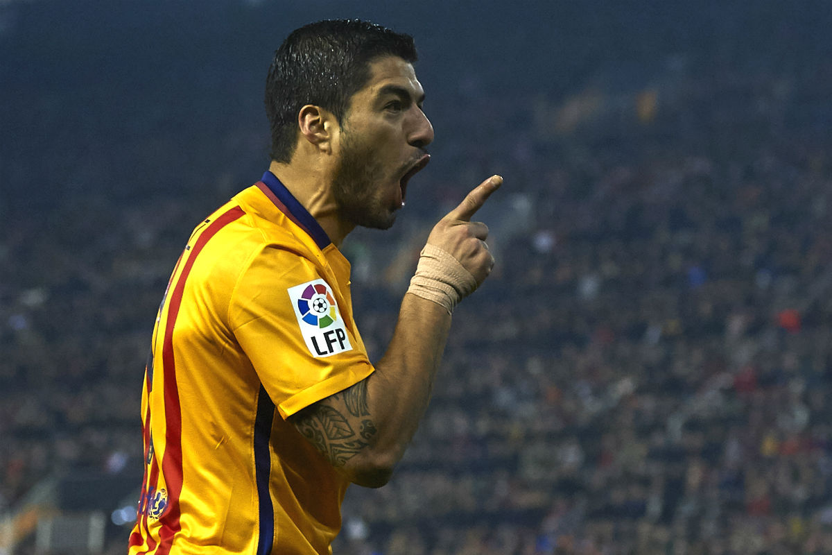 Luis Suárez celebra el gol que marcó en Mestalla. (Getty)