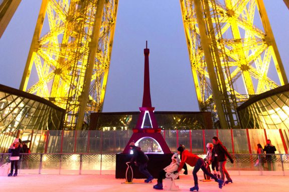 La Torre Eiffel albergará la pista de hielo hasta el próximo 31 de enero. (Foto: AFP)