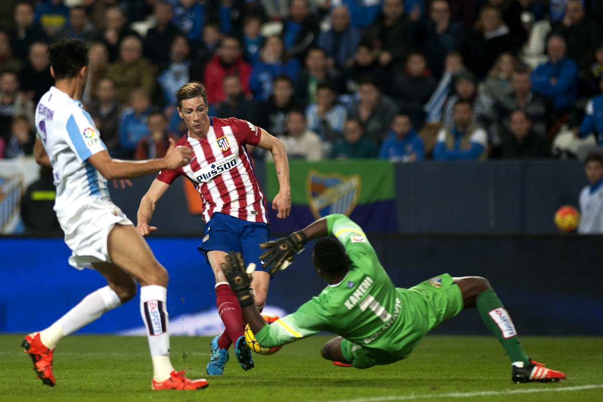 A Torres se le sigue resistiendo el gol 100 (AFP)