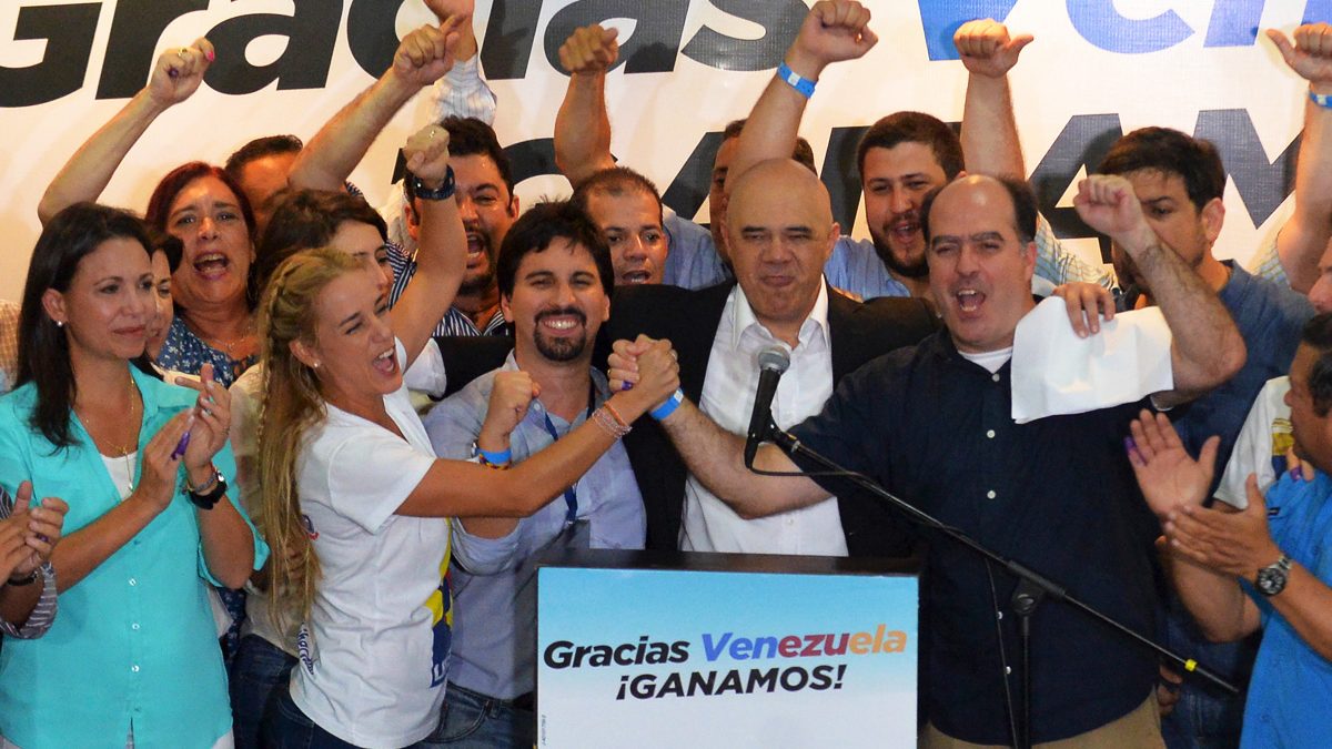 La oposición celebra la histórica victoria en Venezuela. (Foto: AFP)
