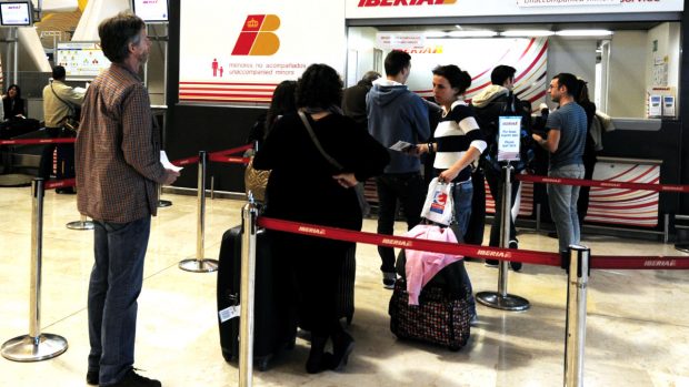 Un grupos de viajeros espera en un mostrador del aeropuerto Adolfo Suárez Madrid Barajas. (Foto: AFP) 