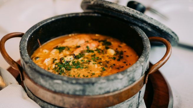 Sopa clara de merluza y arroz