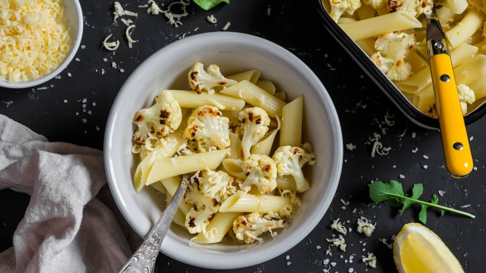 Receta de Macarrones con cuscús de coliflor, verduras salteadas y aceite de cebollino y menta