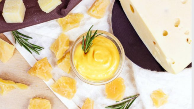 Salsa de queso cheddar casera, receta para dipear o cubrir de gloria unas patatas