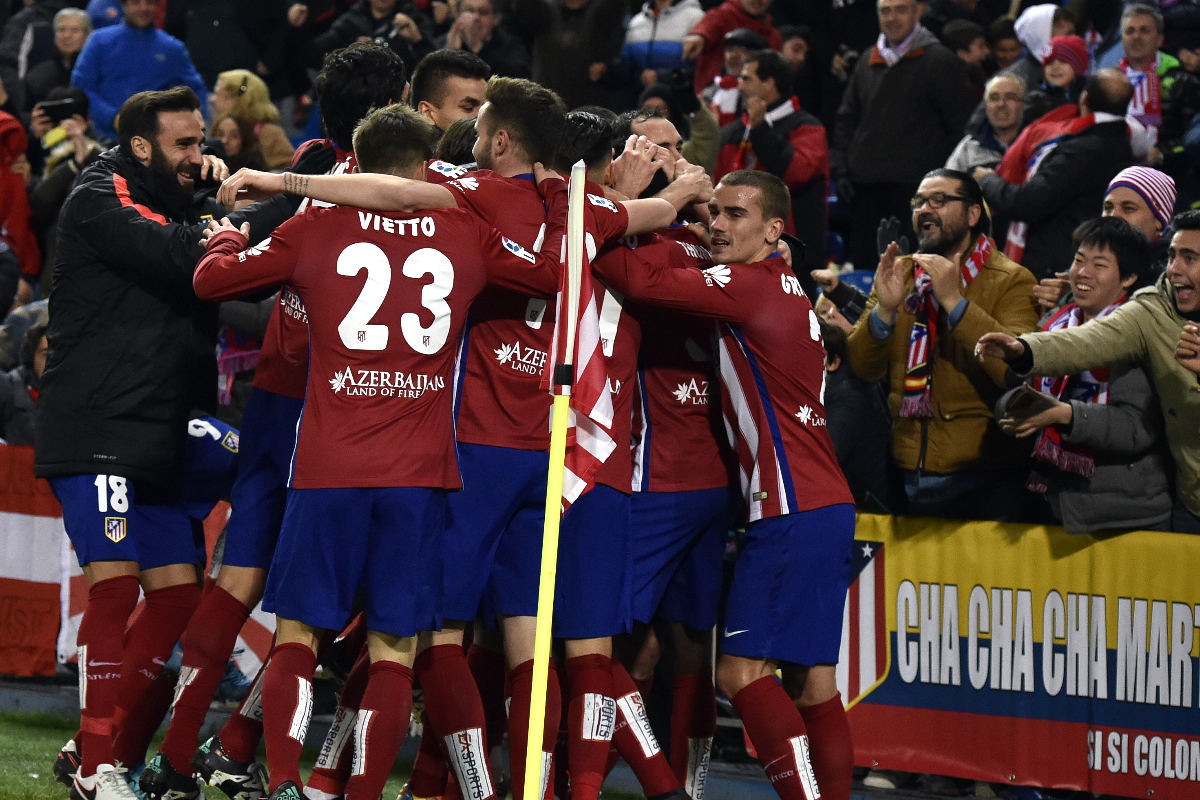 El Atlético celebra el gol de Thomas ante el Levante, que vale el liderato. (AFP)