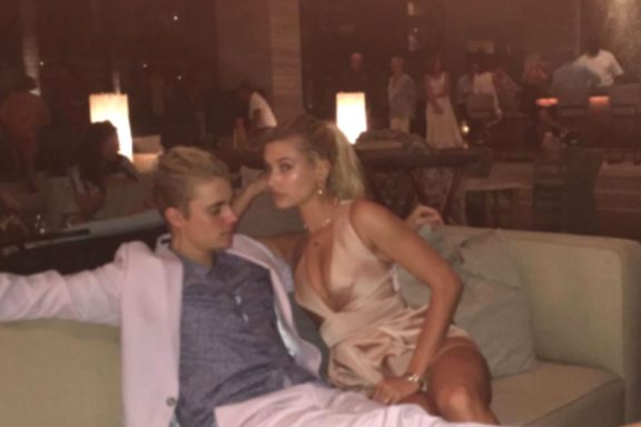 Imagen de Justin Bieber con su nueva novia modelo en el hotel donde han pasado Nochevieja con la familia de Bieber. (Fuente: Instagram).