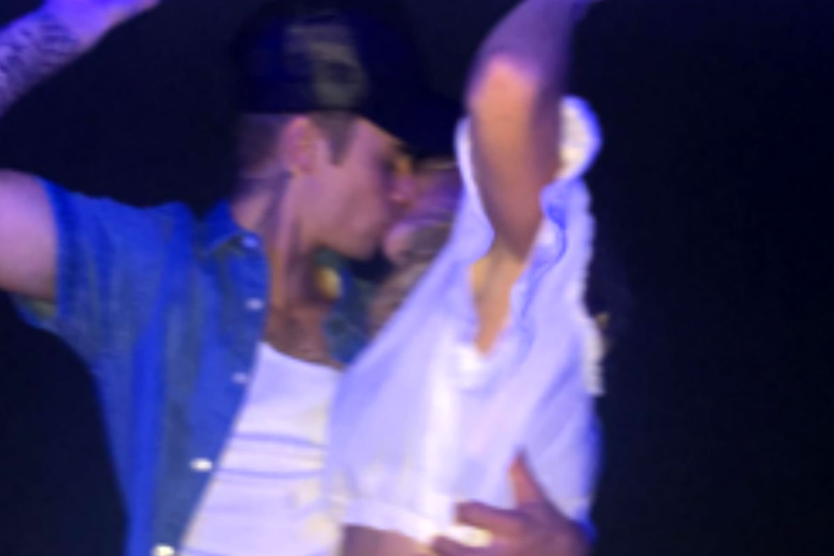 Imagen del cantante Justin Bieber besando apasionadamente a su nueva novia la modelo Hailey Baldwin. (Fuente: Instagram).