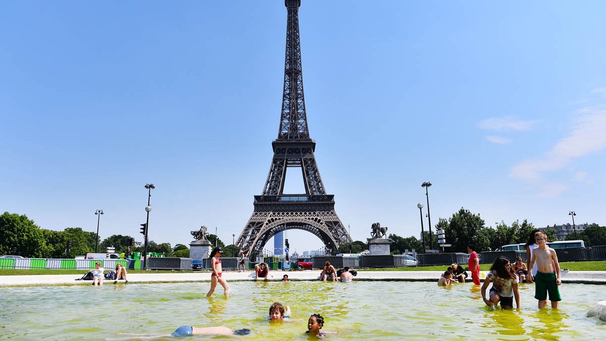 Varios niños se bañan en una fuente de París durante una ola de calor. (Foto: Getty)