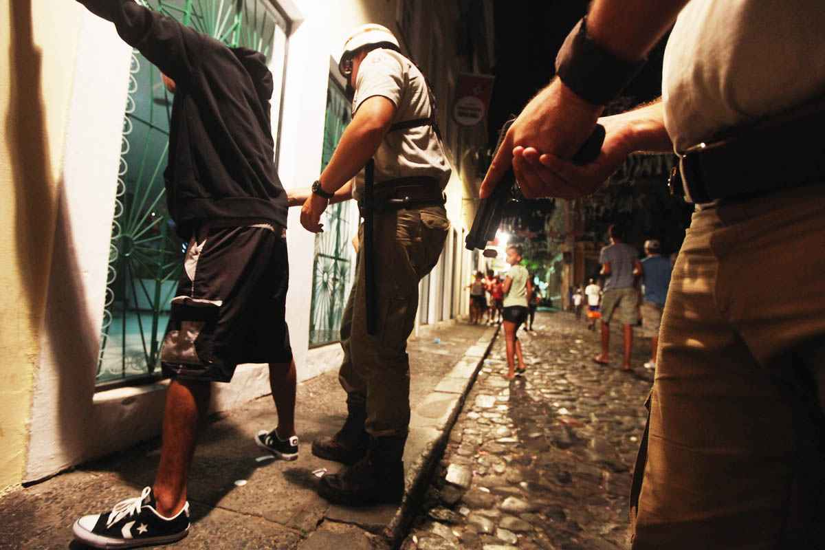 Varios policías cachean a un sospechoso en las calles de Río. (Foto: Getty)