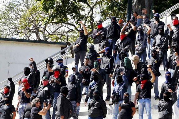 Los llamados 'colectivos', defensores de la 'revolución chavista' (Foto: Reuters)