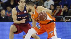 Diot oculta el balón a Satoransky.