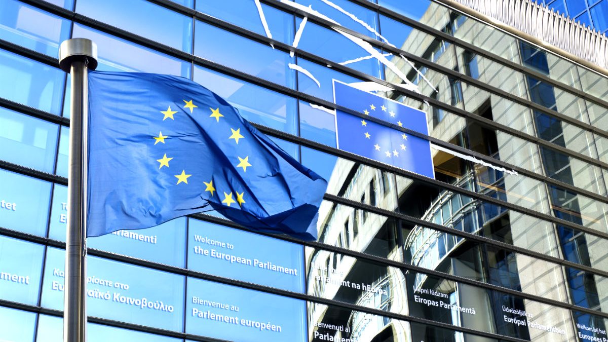 Bandera de Europa frente al Parlamento Europeo. (Foto: Getty)