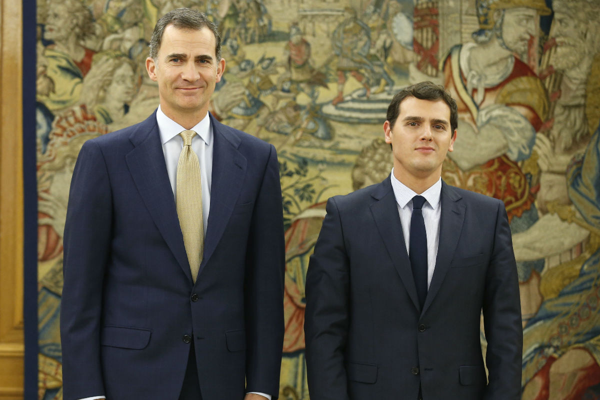 El Rey Felipe VI en una reunión con Albert Rivera. (Foto: EFE)