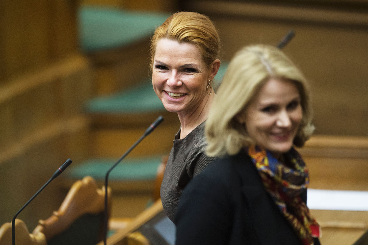 La primera ministra danesa, Helle Thorning-Schmidt, y la responsable de Inmigración, Inger Stojberg. (Foto: AFP)