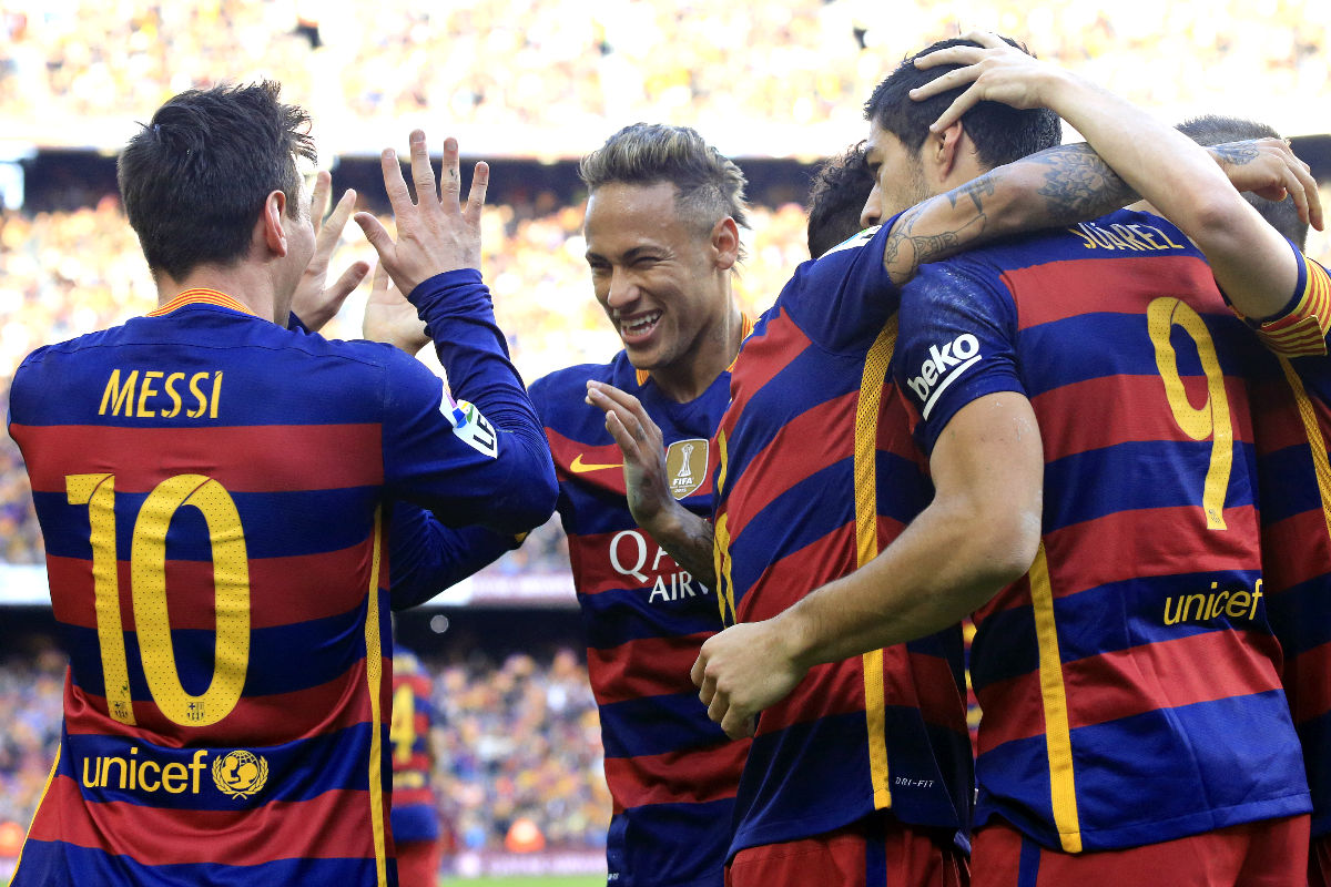 Messi choca la mano con Messi en la celebración del segundo gol del Barça. (AFP)