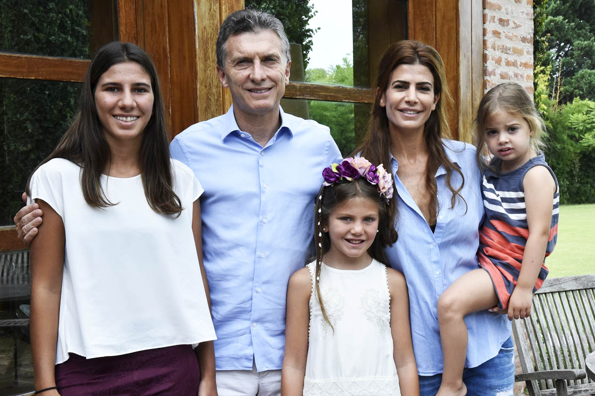 Mauricio Macri, con las hijas del fiscal Alberto Nisman (Foto: Reuters)