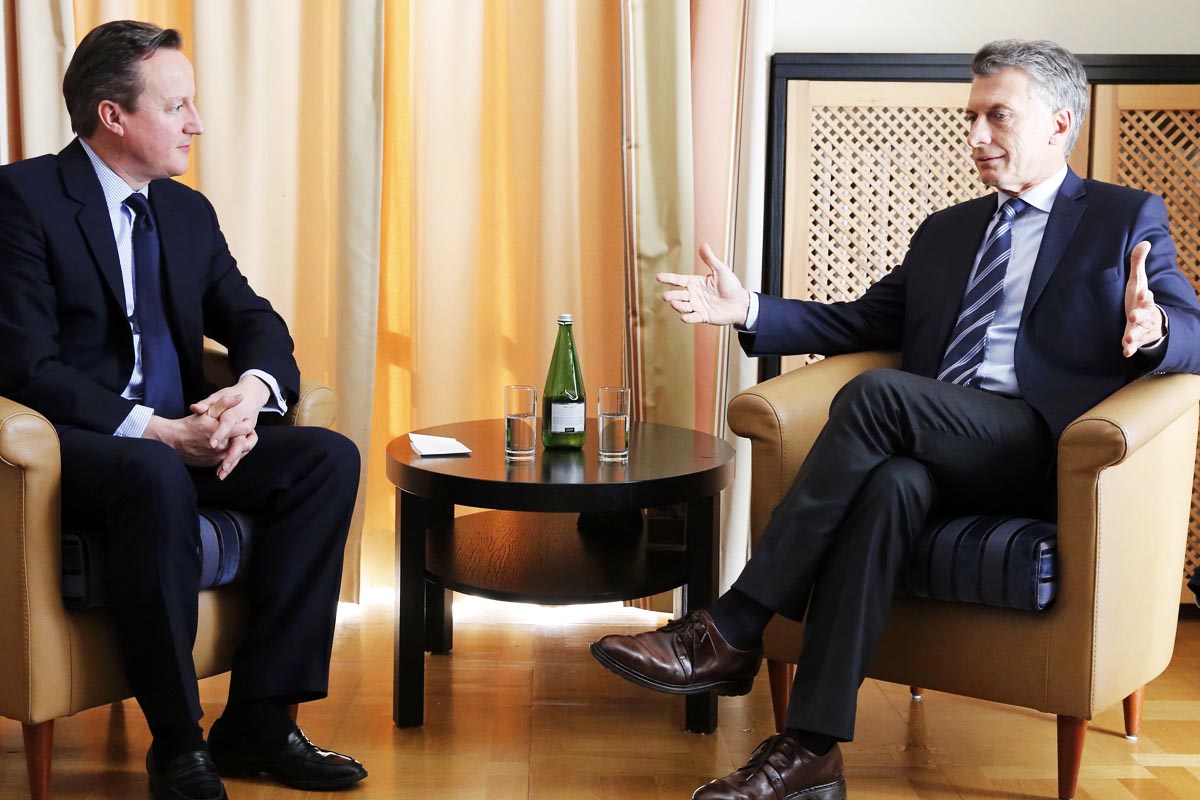 Macri, reunido en Davos con David Cameron (Foto: Reuters)