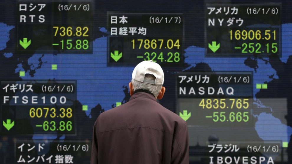Un ciudadano observa las caídas de las Bolsas en una pantalla electrónica en las calles de Tokyo. (Reuters)