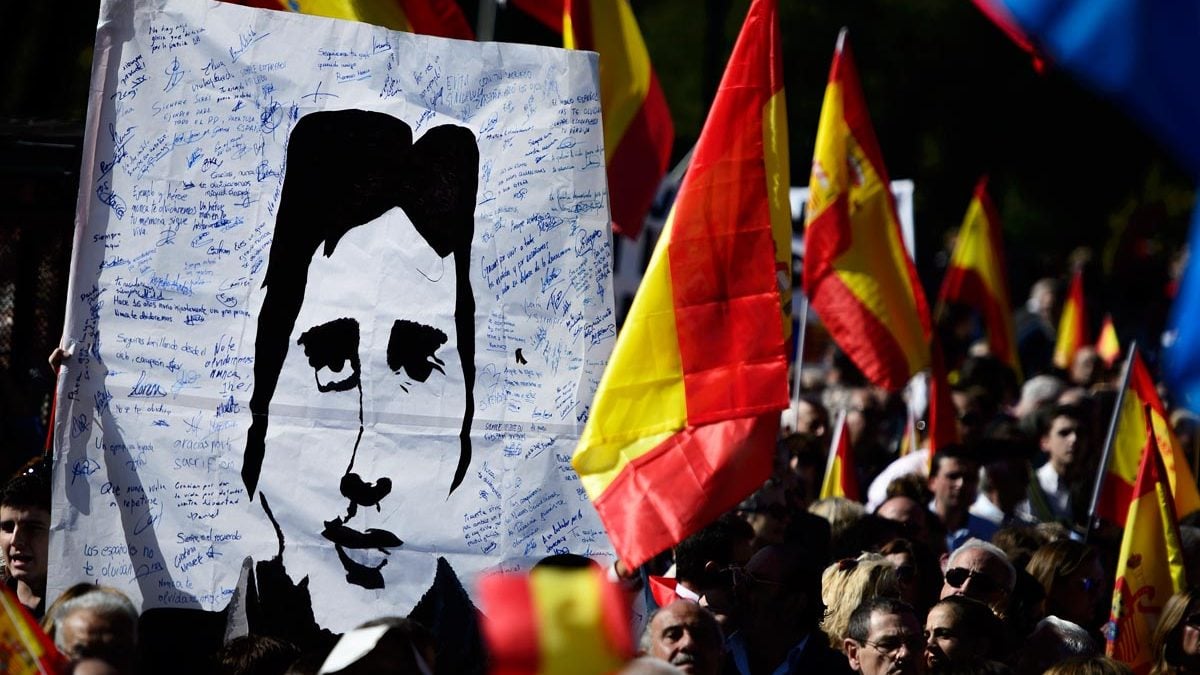 Pancarta con el retrato de Miguel Ángel Blanco durante un homenaje. (Foto: AFP)