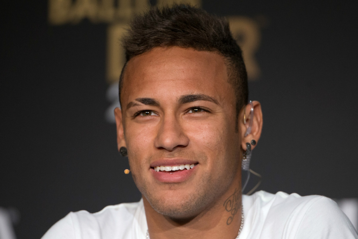 Neymar responde a las preguntas en la gala del Balón de Oro en Zúrich.