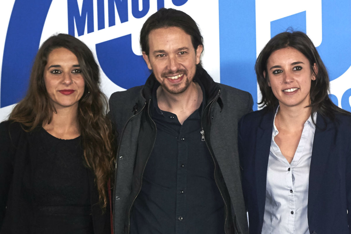 Noelia Vera, junto a Pablo Iglesias e Irene Montero (Foto: Getty)