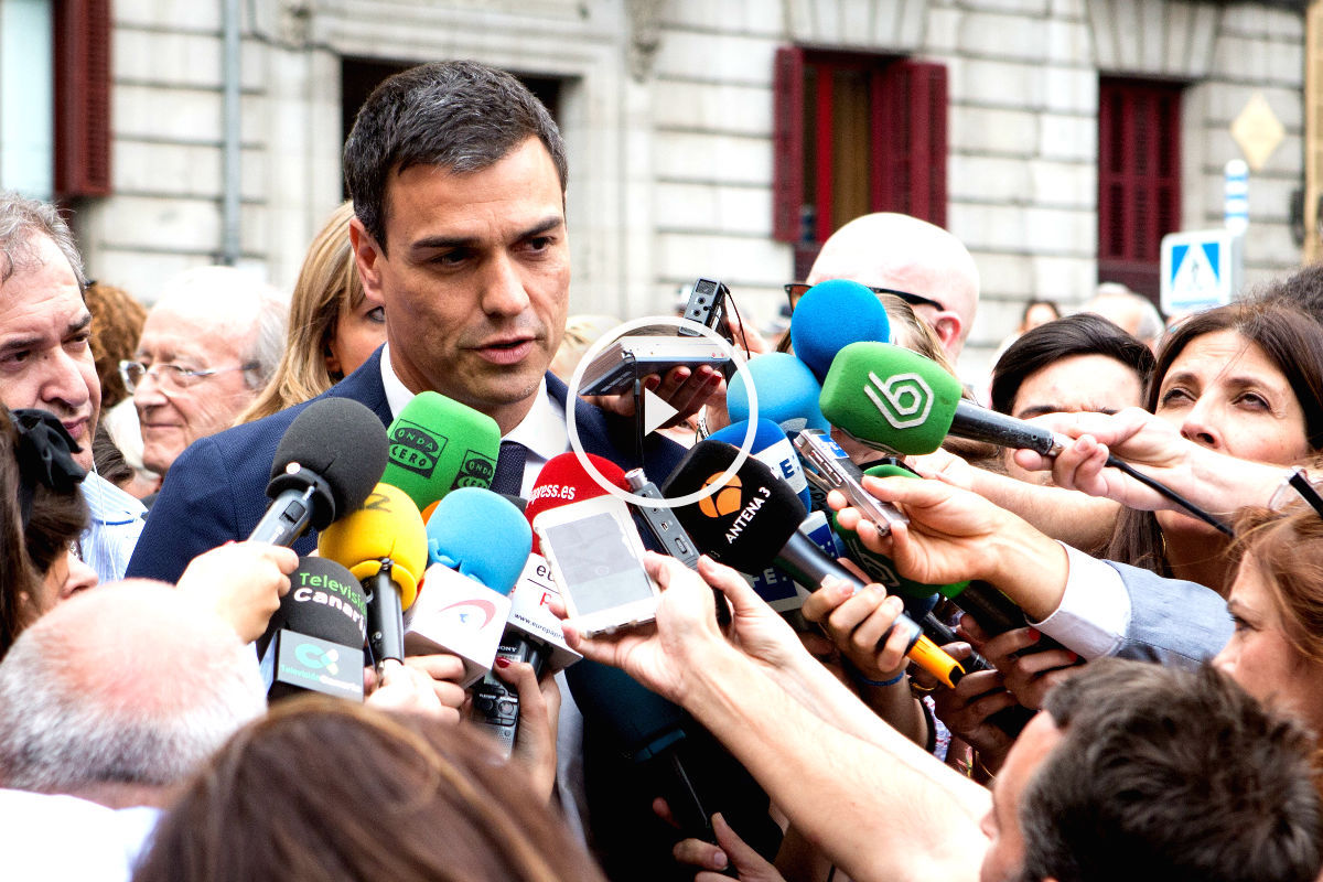 Pedro Sánchez atendiendo a los medios de comunicación (FOTO:Gettyimages)