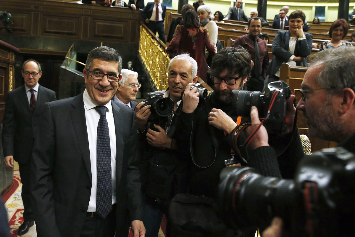 Patxi López, en su llegada al Congreso que presidirá (Foto: EFE)