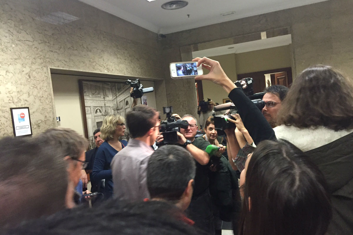 Miembros de Podemos registrando el grupo a cinco minutos del cierre del registro. (Foto: Nuria Val)