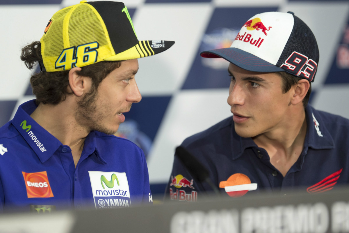 Rossi y Márquez se encaran en una rueda de prensa.