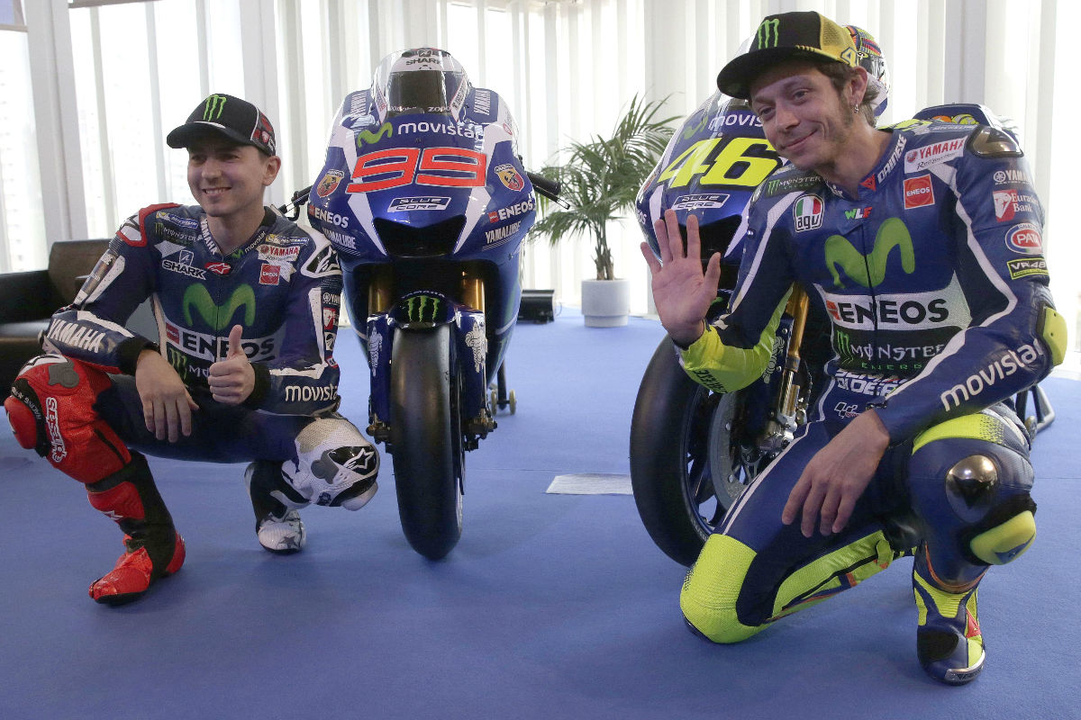 Rossi y Lorenzo posan con las motos de la temporada 2016.