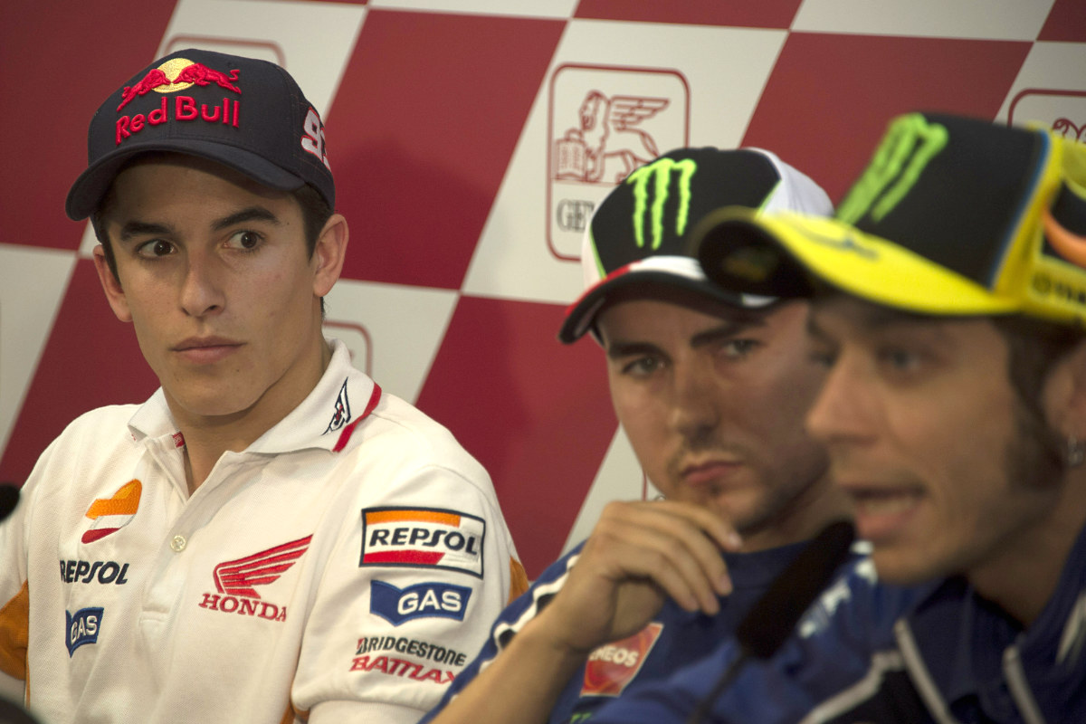 Rossi, observado por Lorenzo y Márquez en una rueda de prensa.