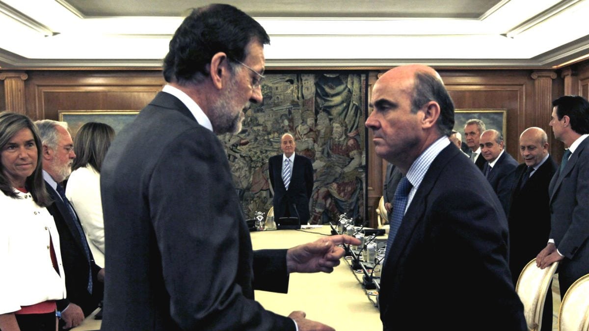 Mariano Rajoy conversa con Luis de Guindos (Foto: GETTY).