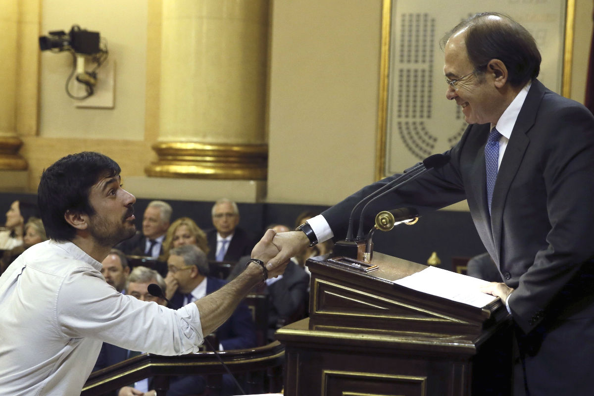 Ramón Espinar jurando su cargo como senador. (Foto: EFE)