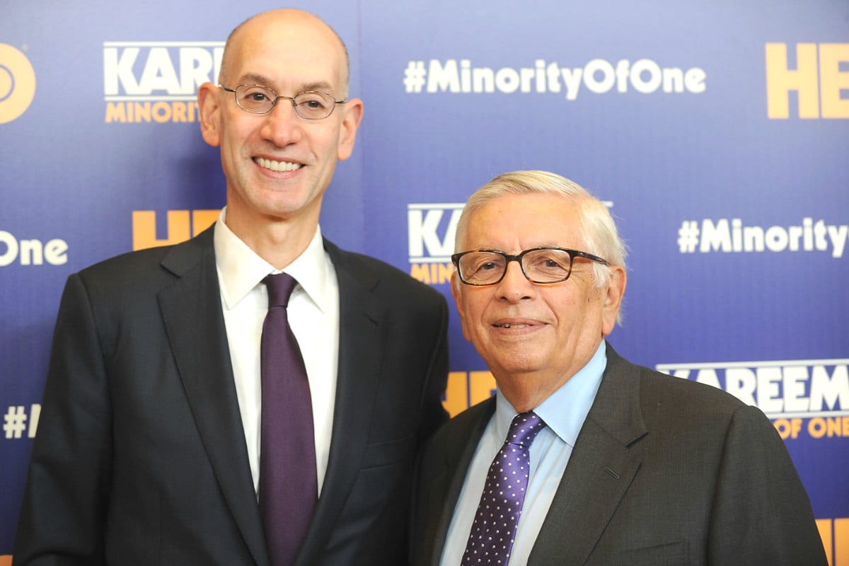 Adam Silver posa con su antecesor en la NBA, David Stern.