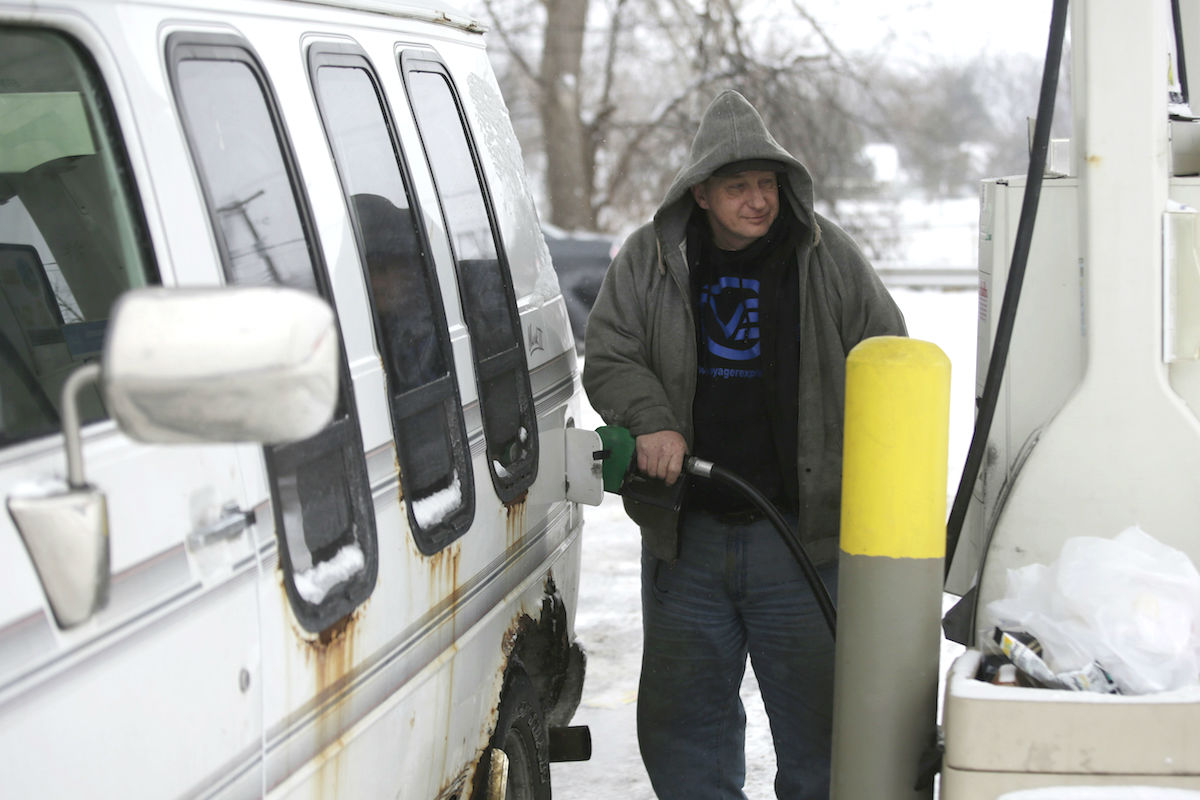 Usuario ruso en una gasolinera (Foto: GETTY)