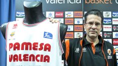 Pedro Martínez, junto a la camiseta que conmemora los 1.000 partidos en ACB. (EFE)