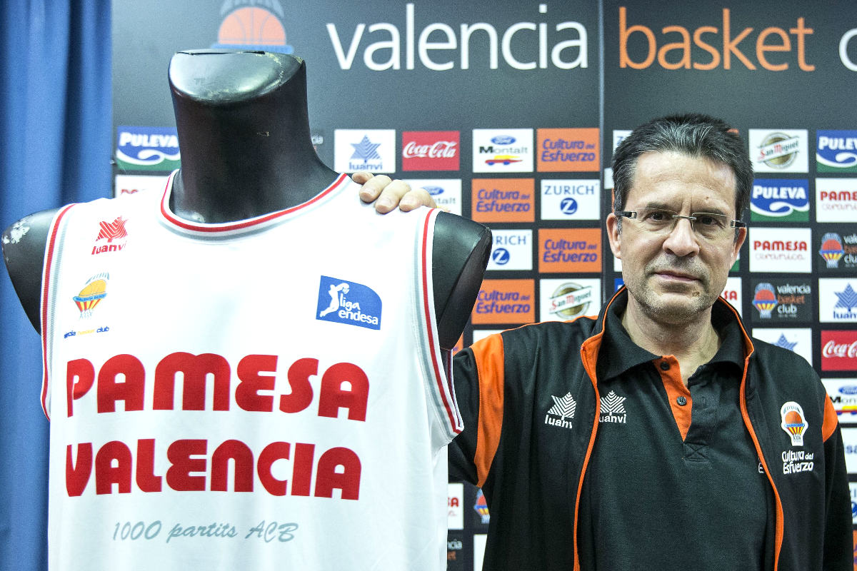 Pedro Martínez, junto a la camiseta que conmemora los 1.000 partidos en ACB. (EFE)