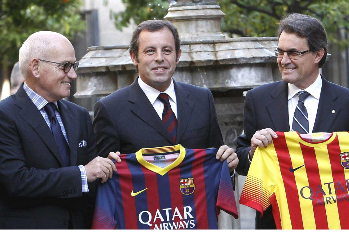 Vilarrubí presenta una camiseta con los ex presidentes Rosell y Mas. (Foto: Agencias)