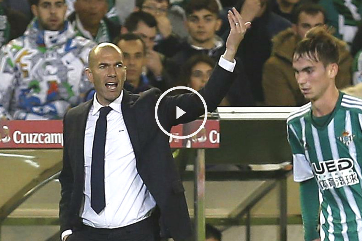 Zidane da instrucciones a sus pupilos contra el Betis.