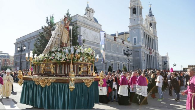 Procesión de la Almudena frente a la Catedral de Madrid (Foto: ARCHIDIÓCESIS DE MADRID)