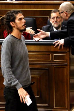 El diputado de Podemos, Alberto Rodríguez, ante el presidente del Congreso en funciones, Mariano Rajoy. (Foto: EFE)