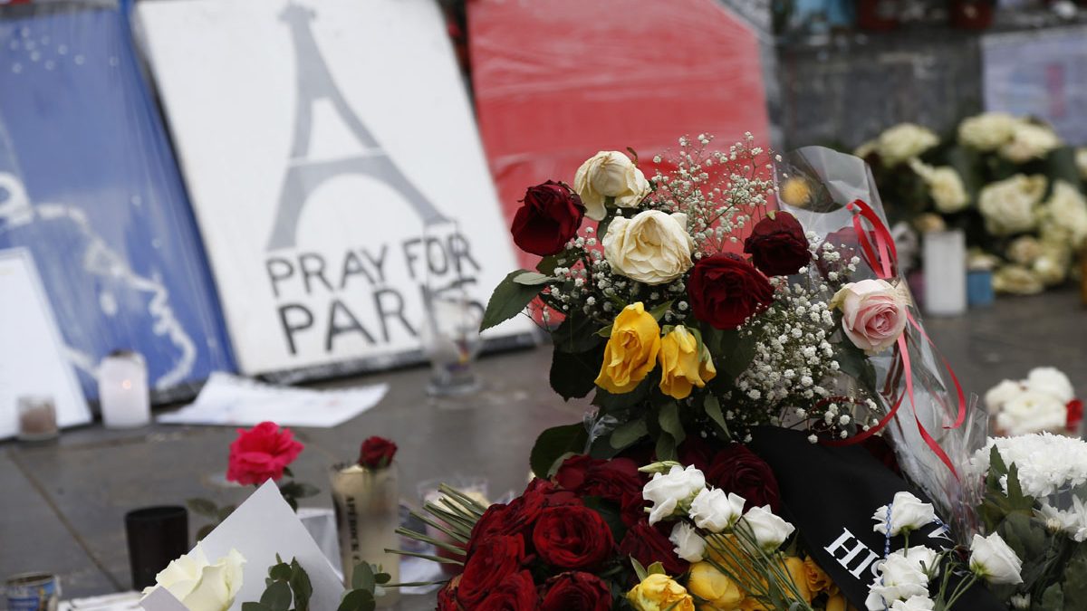 Flores en recuerdo de las víctimas de París. (Foto: AFP)