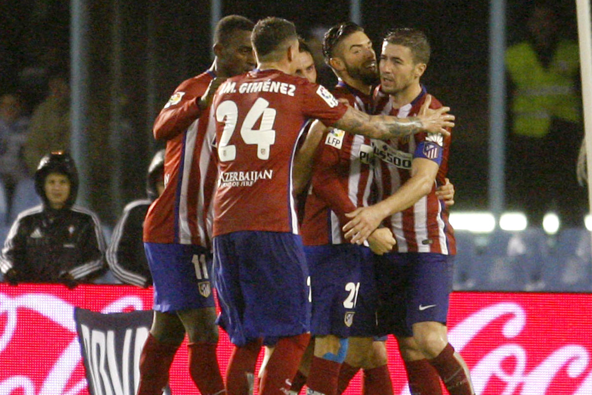 Los jugadores del Atlético hacen piña tras la sentencia de Carrasco.