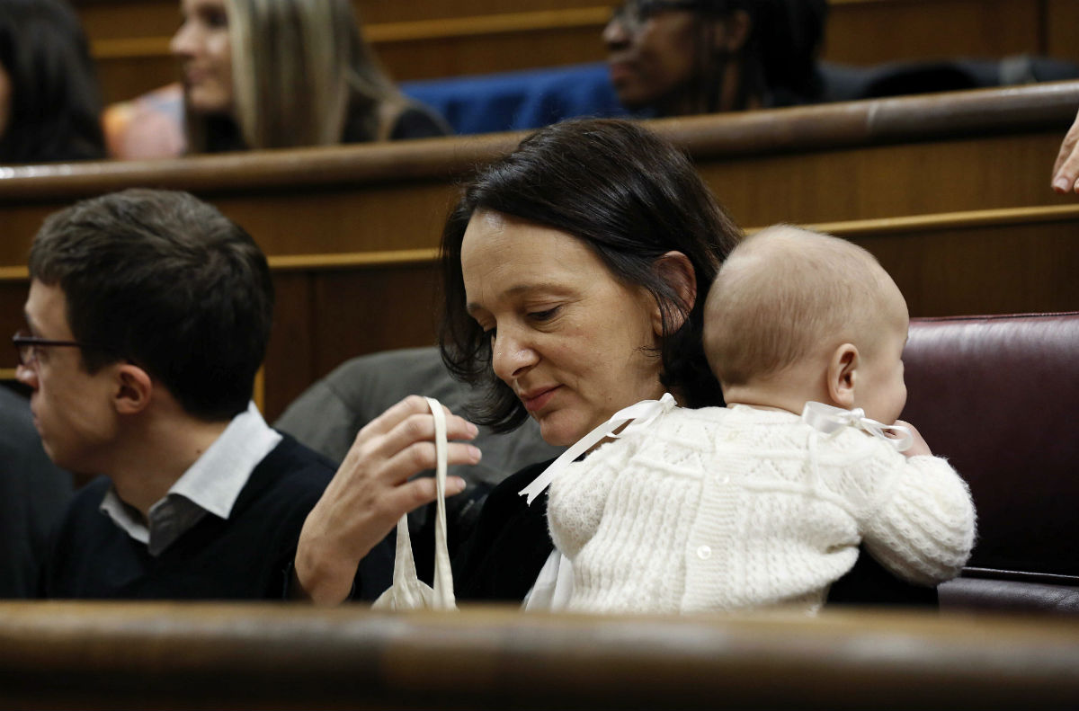 La diputada de Podemos Carolina Bescansa, con su bebé, en su escaño del Congreso. (Foto: EFE)