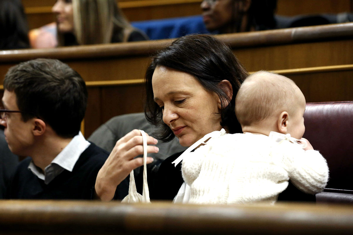 Carolina Bescansa con su bebé en el Congreso de los Diputados. (FOTO:EFE)