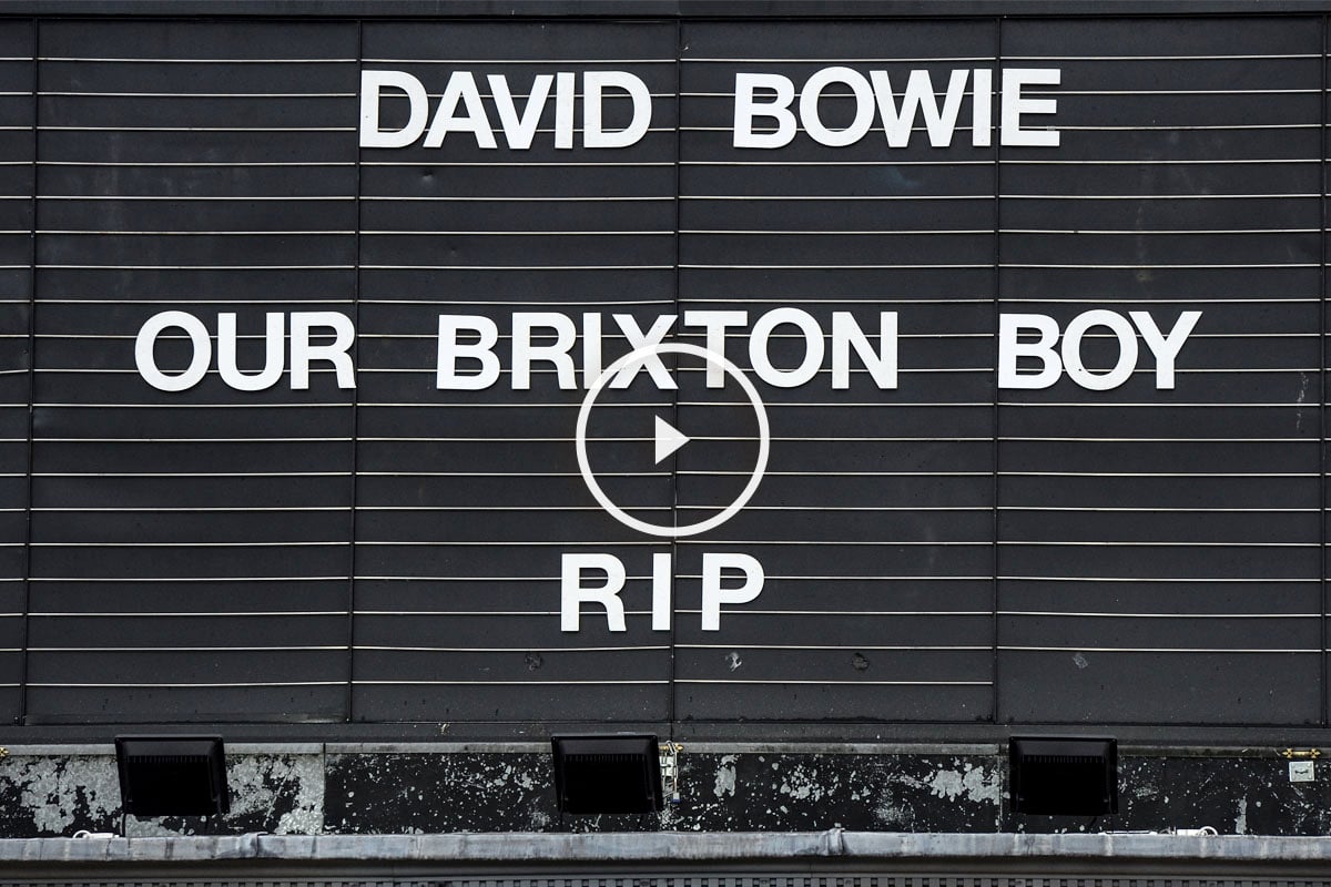 Cartel en la fachada del cine Ritzy, en Brixton, el barrio donde nació Bowie. (Foto: AFP)