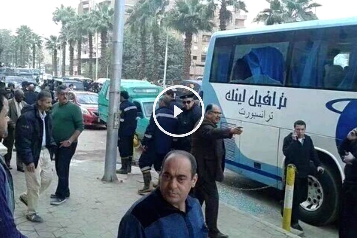 Imagen del autobús lleno de turistas tiroteado en El Cairo. (Fuente: twitter)