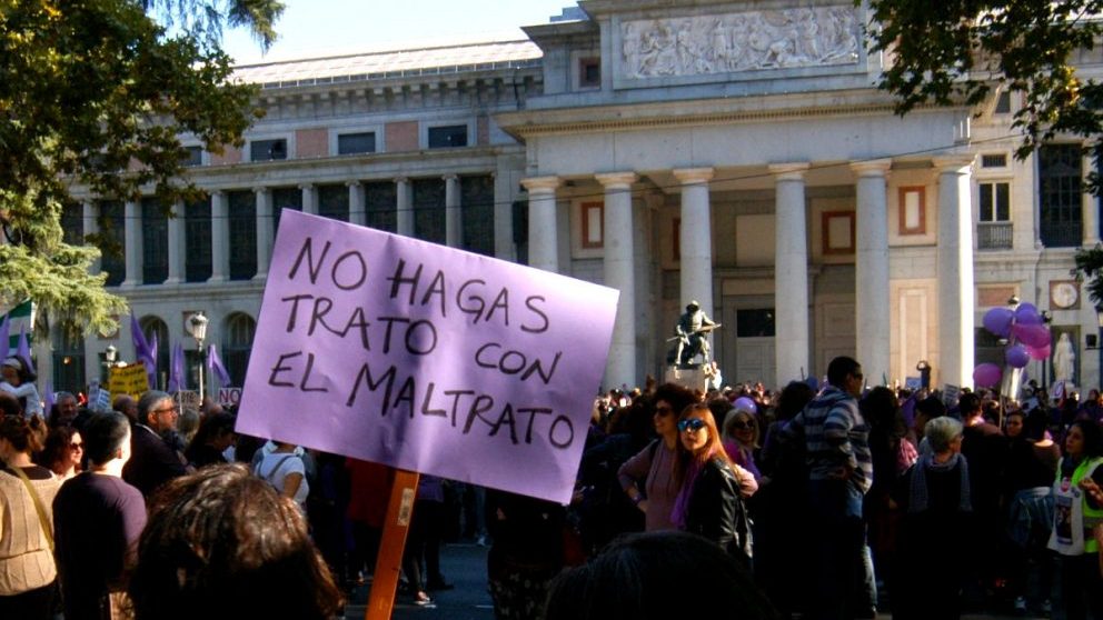 Imagen de cientos de personas denunciando la violencia doméstica en una manifestación en el mes de noviembre en Madrid. (Foto: Getty)