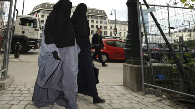Mujeres musulmanas andando.