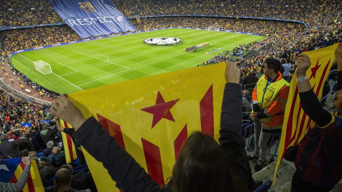 Aficionados del Barcelona muestran la estelada en el Camp Nou. (Getty)